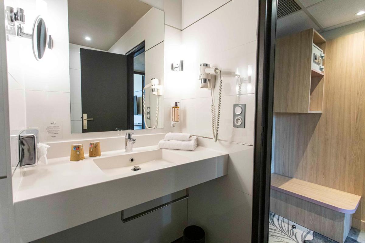 Salle de bains dans l'établissement Mercure Granville Le Grand Large