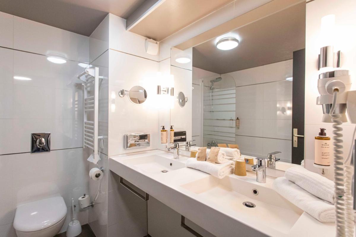Salle de bains dans l'établissement Mercure Granville Le Grand Large