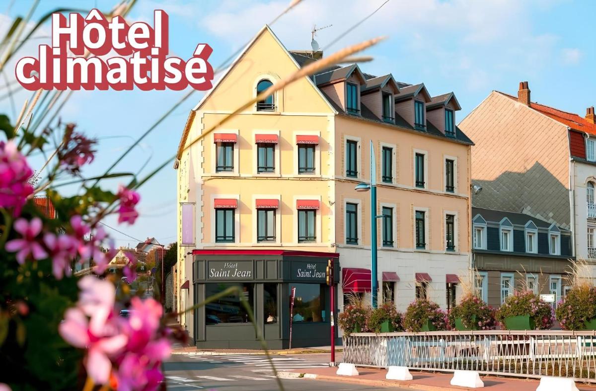 un grand bâtiment jaune avec un panneau « défi hôtelier » dessus dans l'établissement Saint Jean, à Wimereux