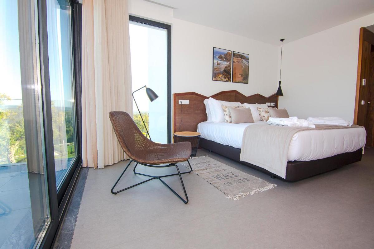Uma cama ou camas num quarto em Enigma - Nature & Water Hotel