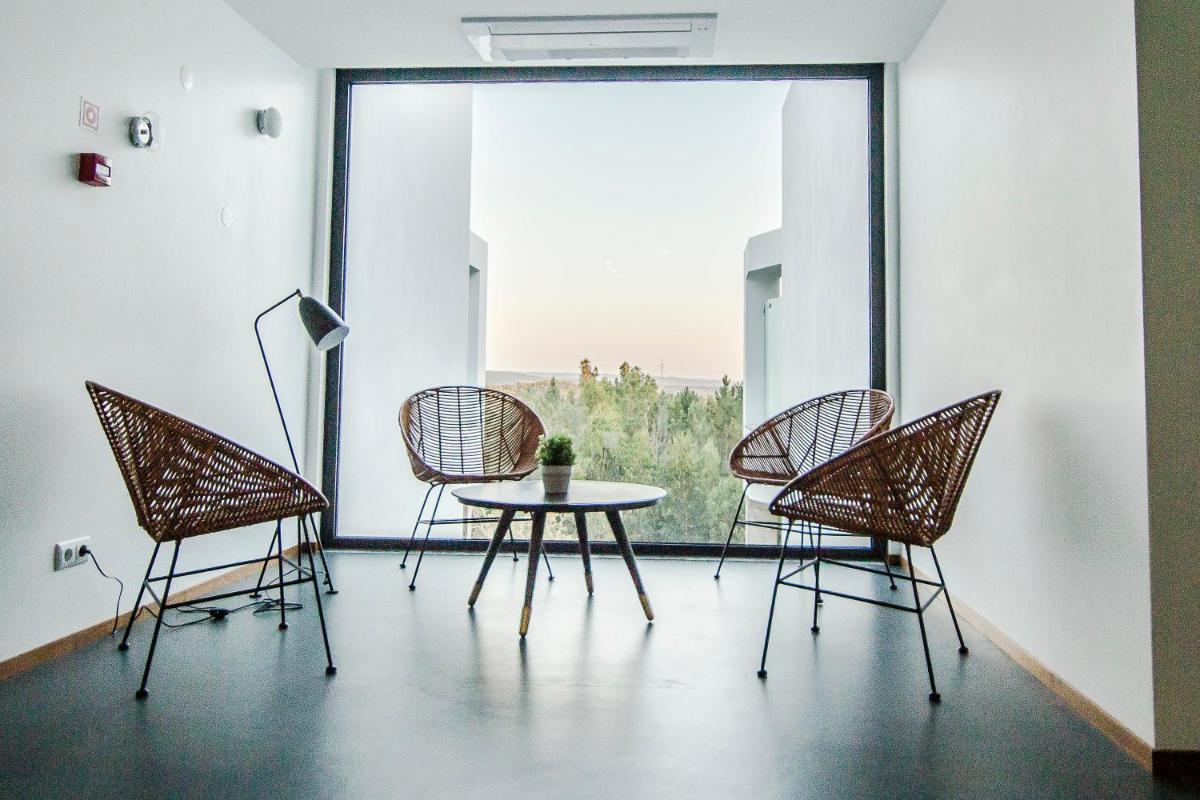 Uma área de estar em Enigma - Nature & Water Hotel
