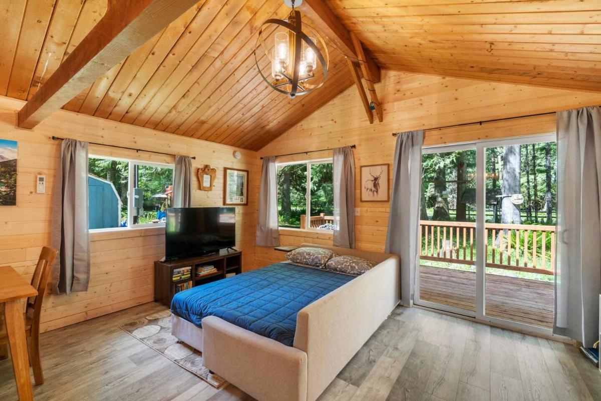 Cozy Cedar Cabin Steps Away From Mt. Rainier - Housity