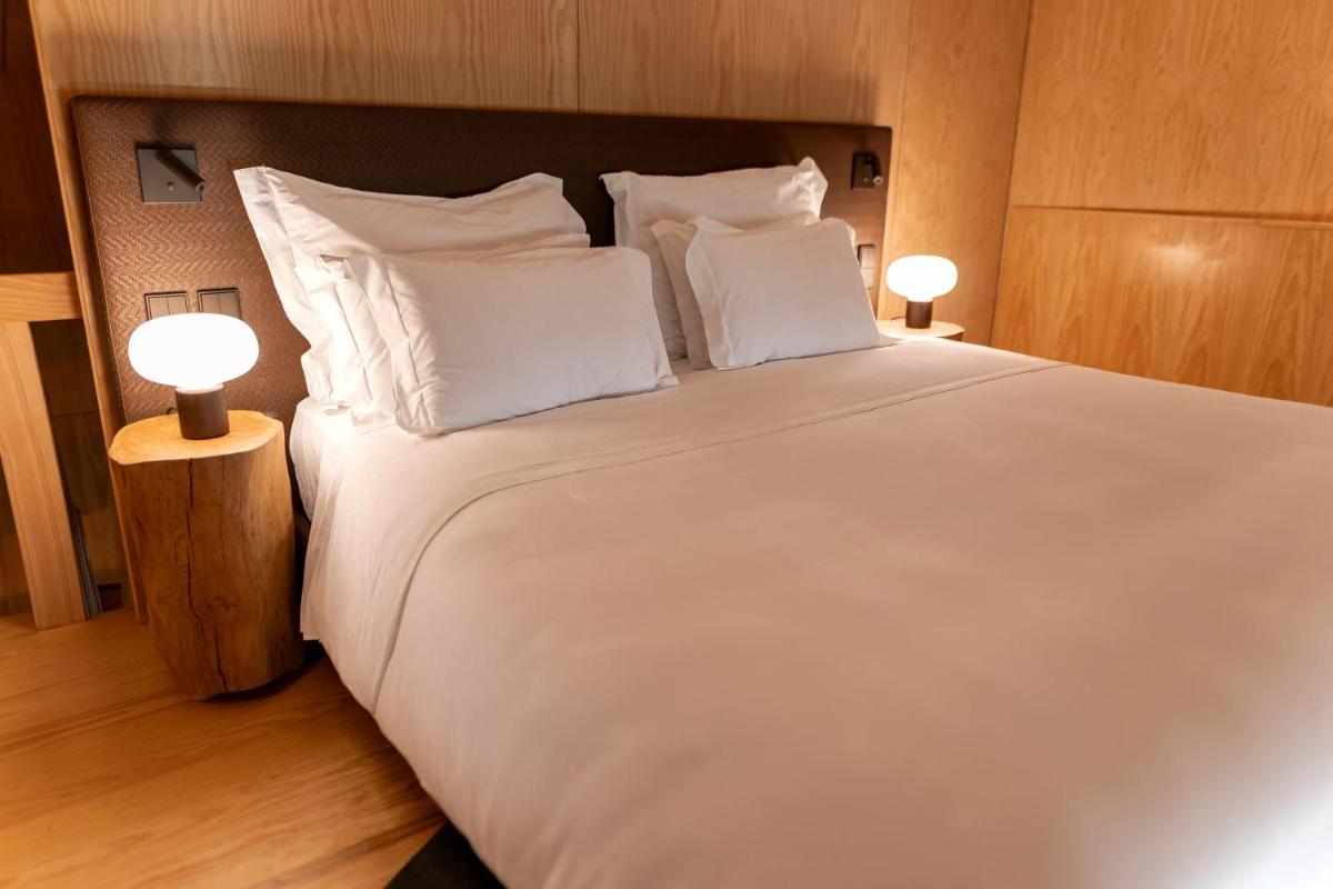 Uma cama ou camas num quarto em Torre de Gomariz Wine & Spa Hotel