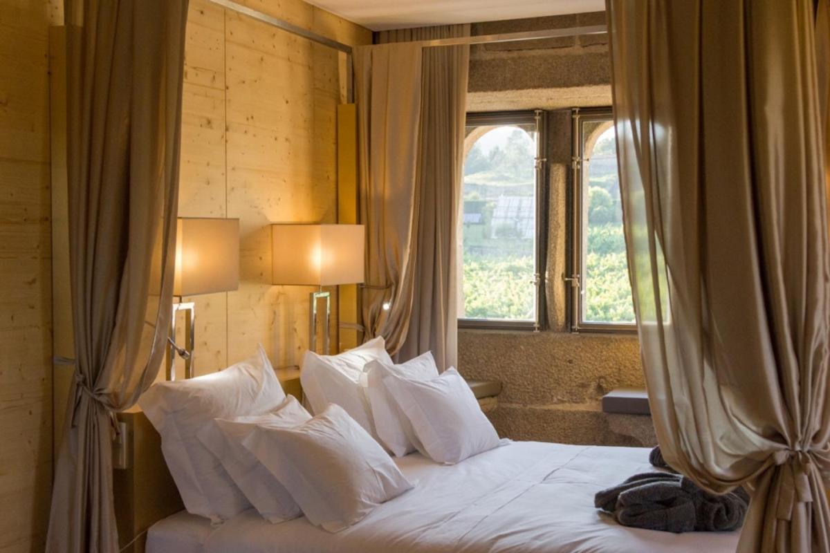 Uma cama ou camas num quarto em Torre de Gomariz Wine & Spa Hotel