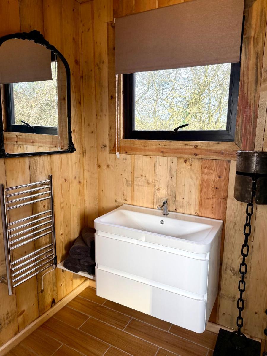 Willow Court Farm, The Copper Castle & Petting Farm, 8 min to Legoland & Windsor, 15 min to Lapland UK - Housity