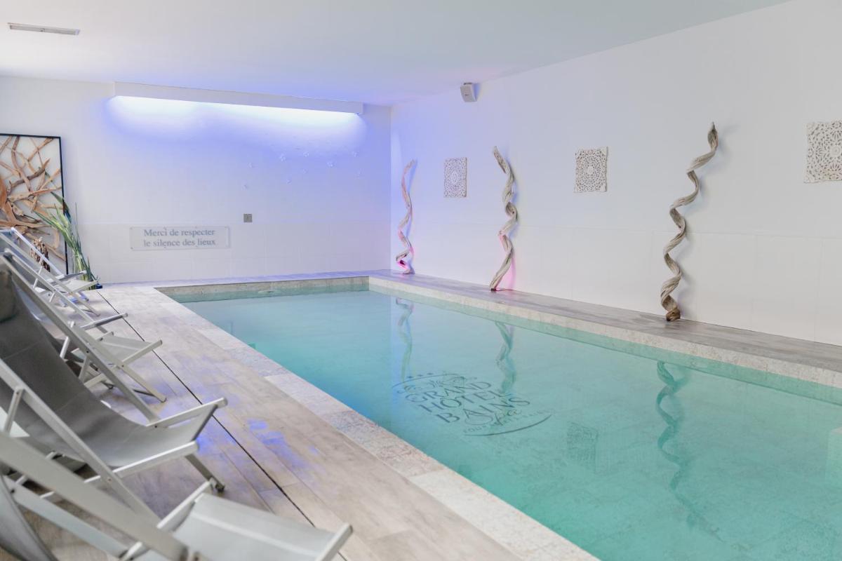 Piscine de l'établissement Grand Hôtel des Bains SPA ou située à proximité