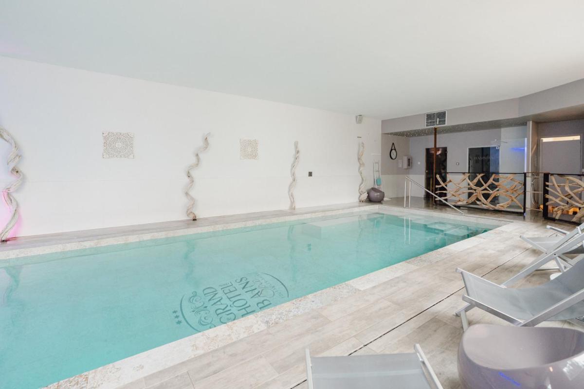 Piscine de l'établissement Grand Hôtel des Bains SPA ou située à proximité