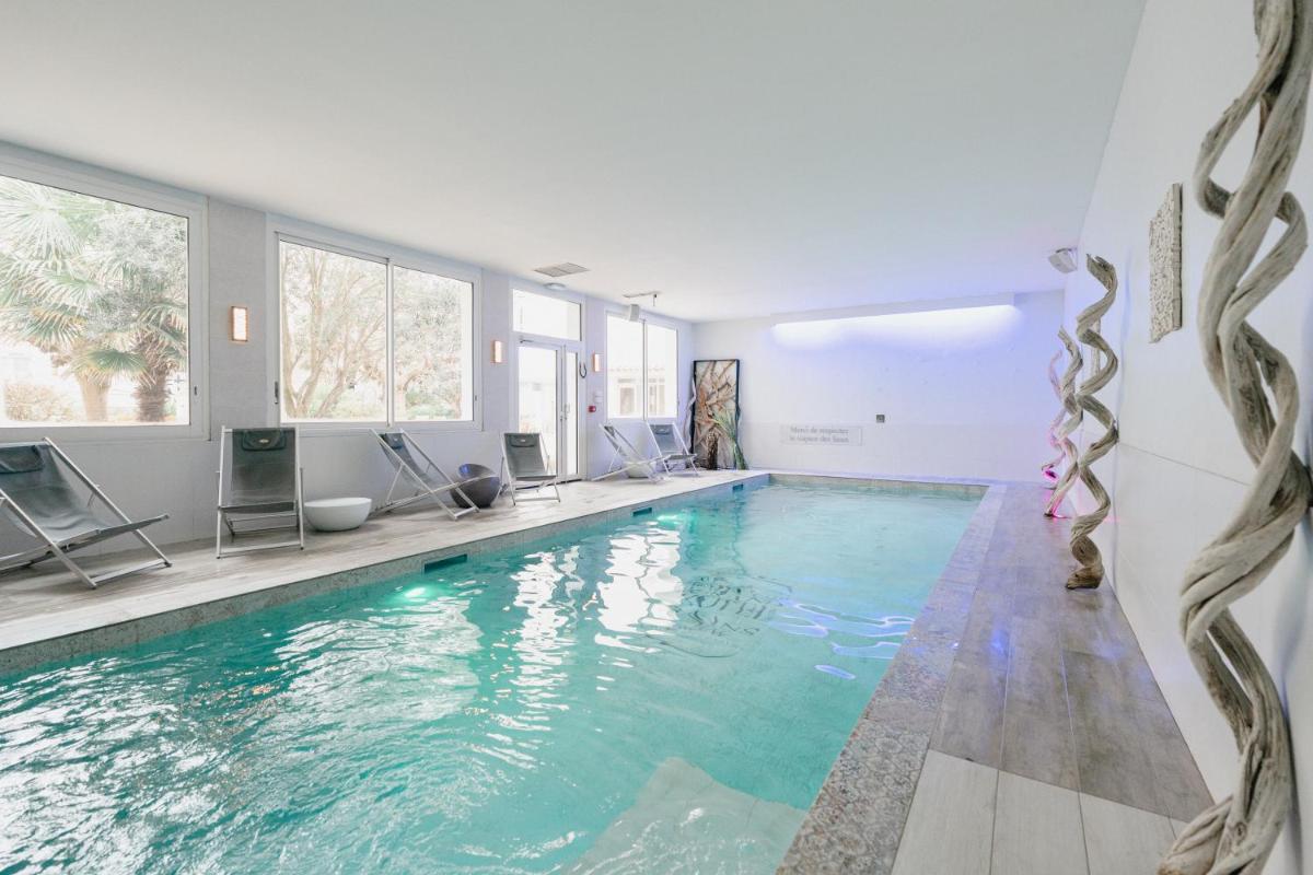 Piscine de l'établissement Grand Hôtel des Bains SPA ou située à proximité