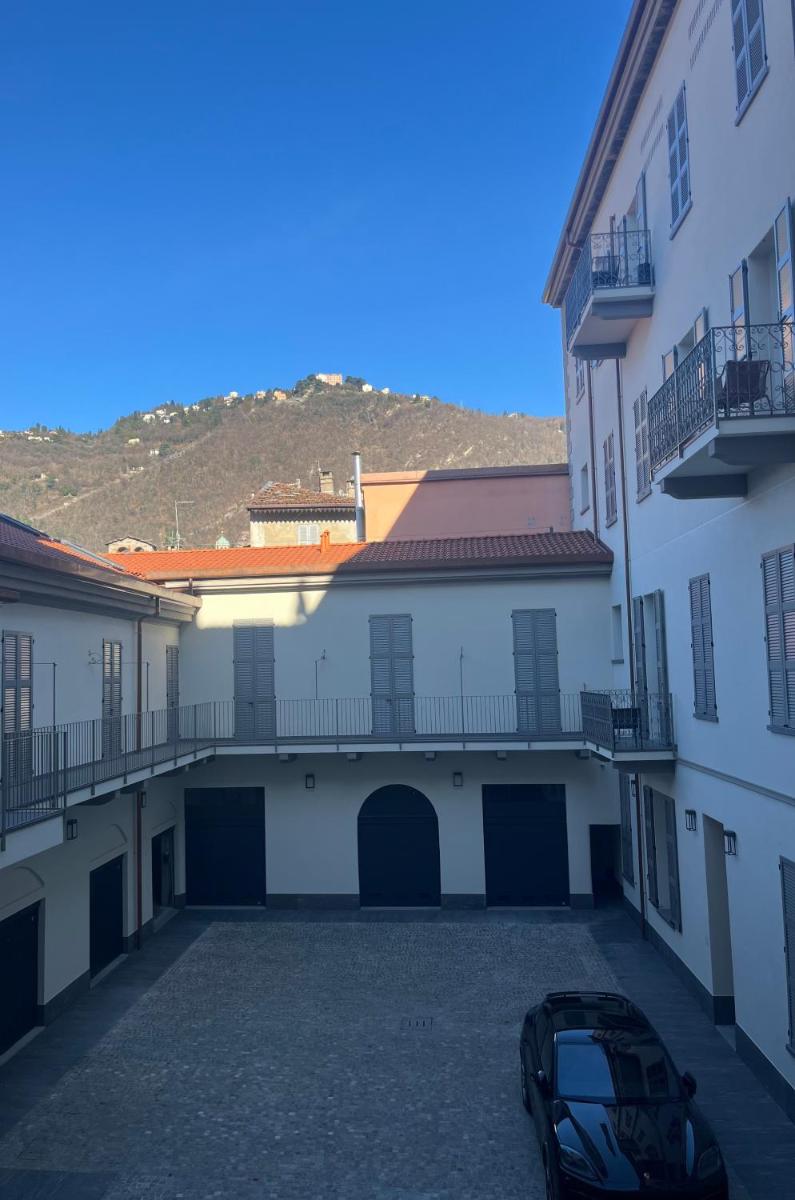 Como Living Apartment with balcony - City Center, near the lake - Housity