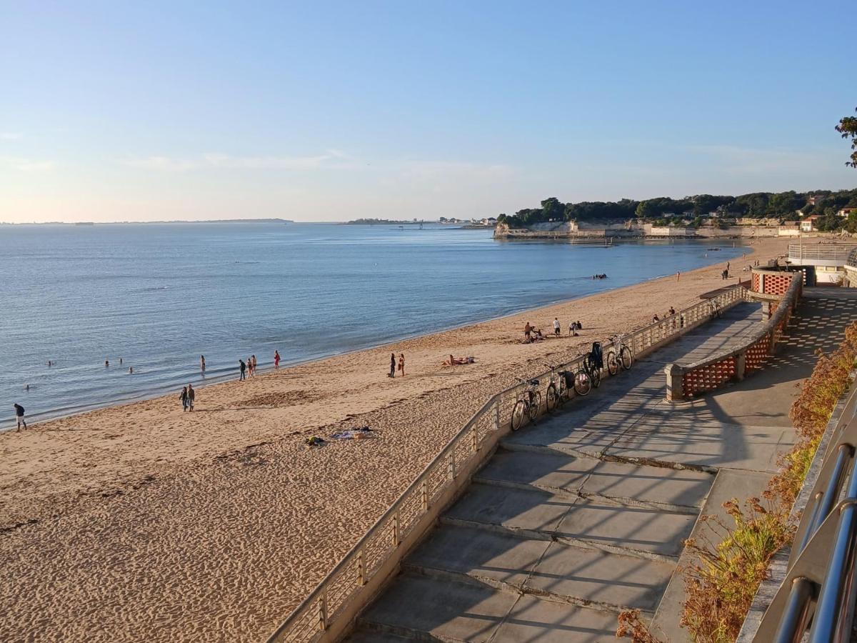 un groupe de personnes sur une plage près de l'eau dans l'établissement Grand Hôtel des Bains SPA, à Fouras 67 autres photos