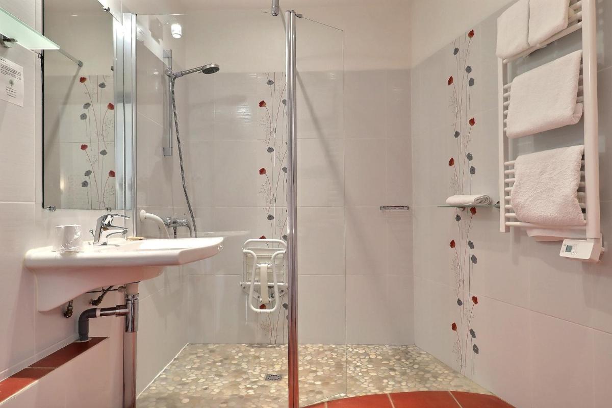 Salle de bains dans l'établissement Grand Hôtel des Bains SPA