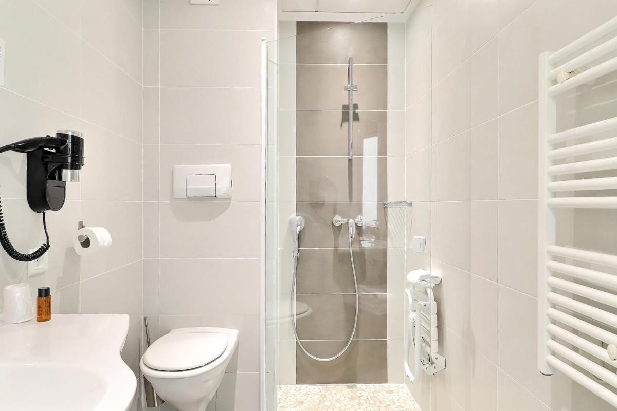Salle de bains dans l'établissement Grand Hôtel des Bains SPA