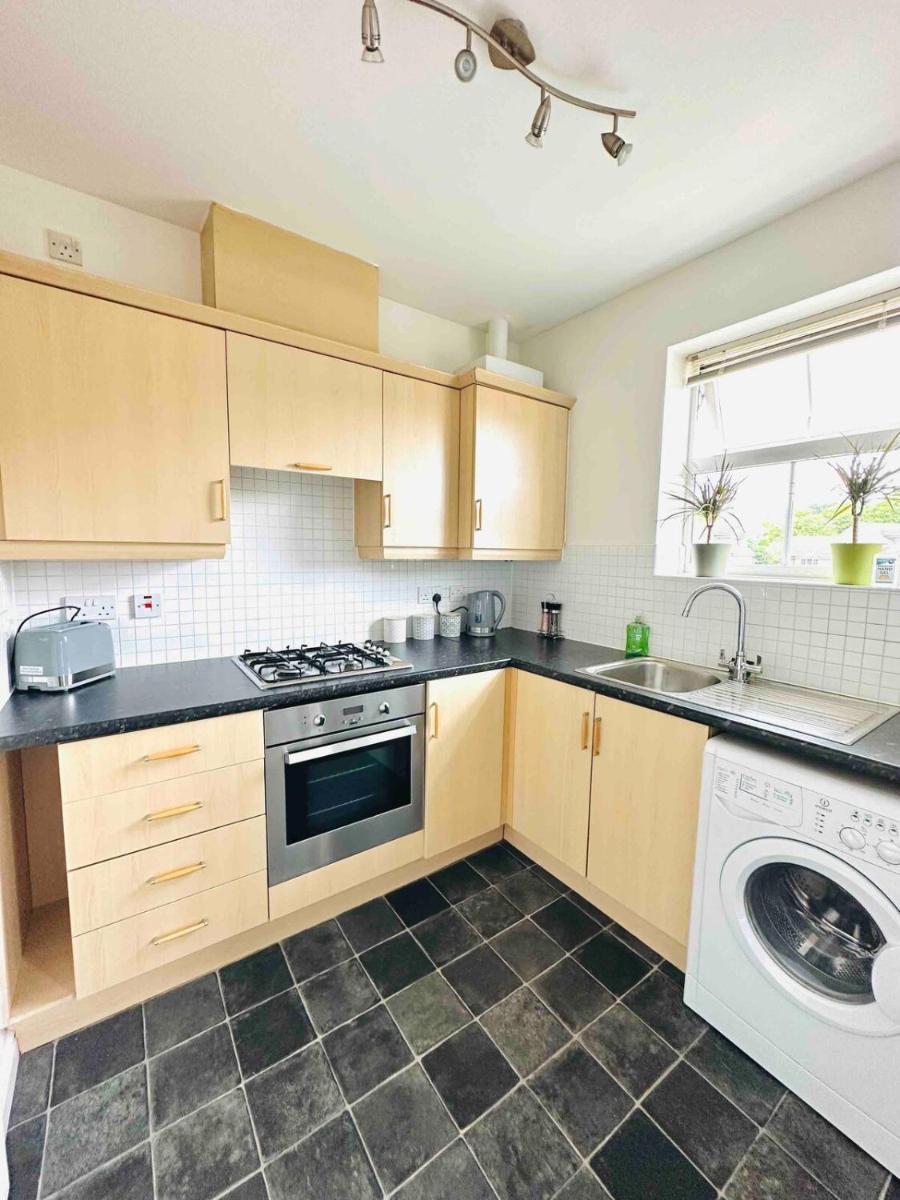 Two Bed Private Apartment - Walk to Stoke Hospital - Housity
