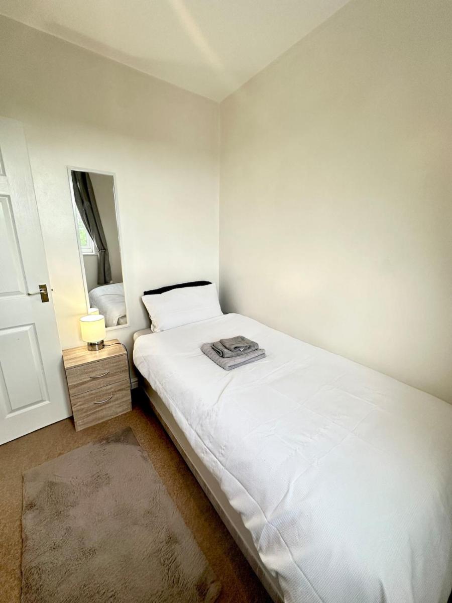 Two Bed Private Apartment - Walk to Stoke Hospital - Housity