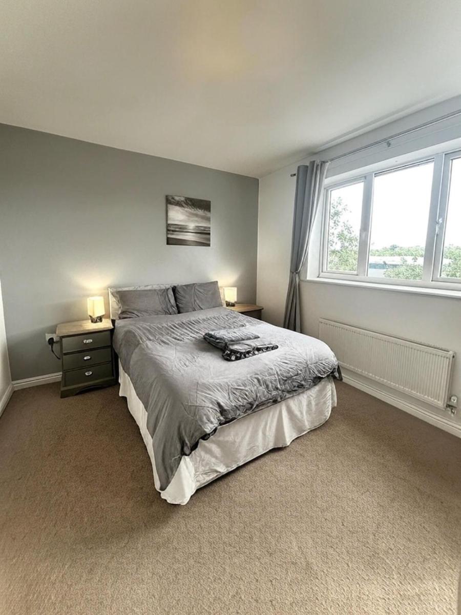 Two Bed Private Apartment - Walk to Stoke Hospital - Housity