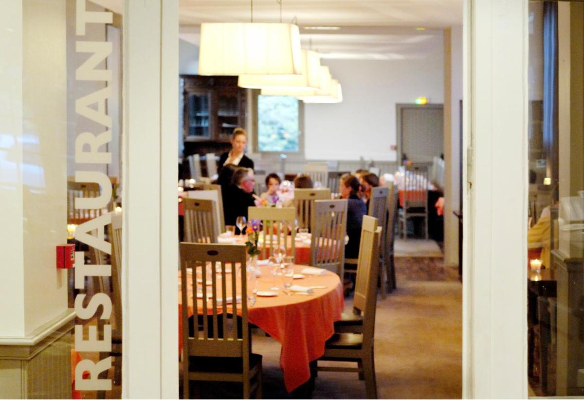 Restaurant ou autre lieu de restauration dans l'établissement Logis Hotel, restaurant et spa Le Relais De Broceliande
