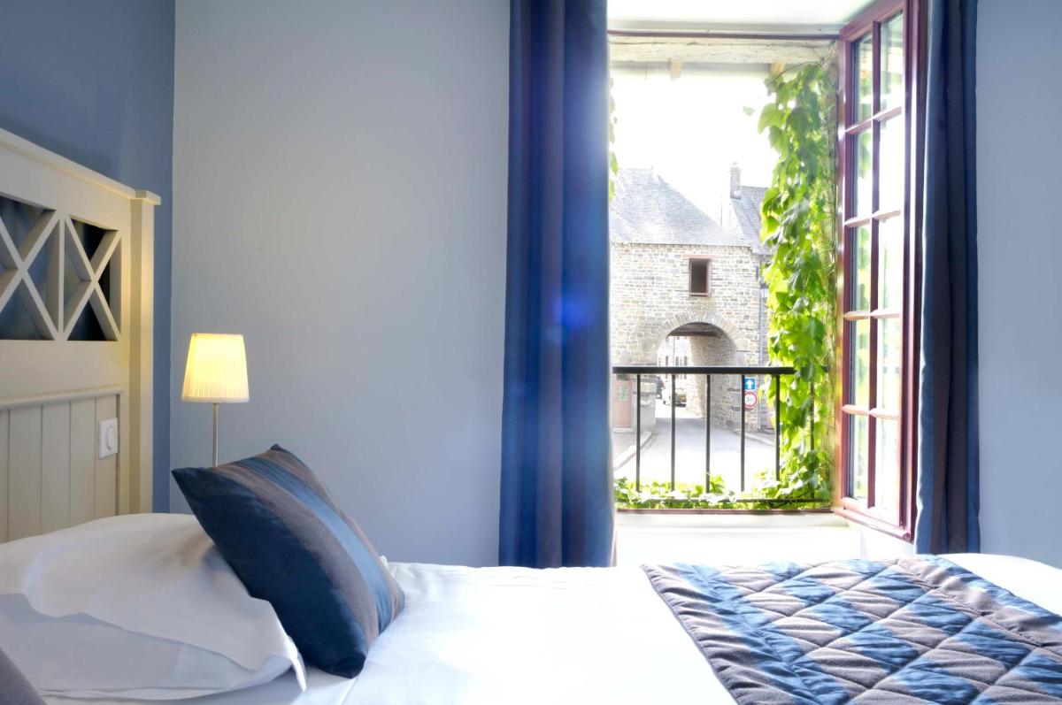 Un ou plusieurs lits dans un hébergement de l'établissement Logis Hotel, restaurant et spa Le Relais De Broceliande