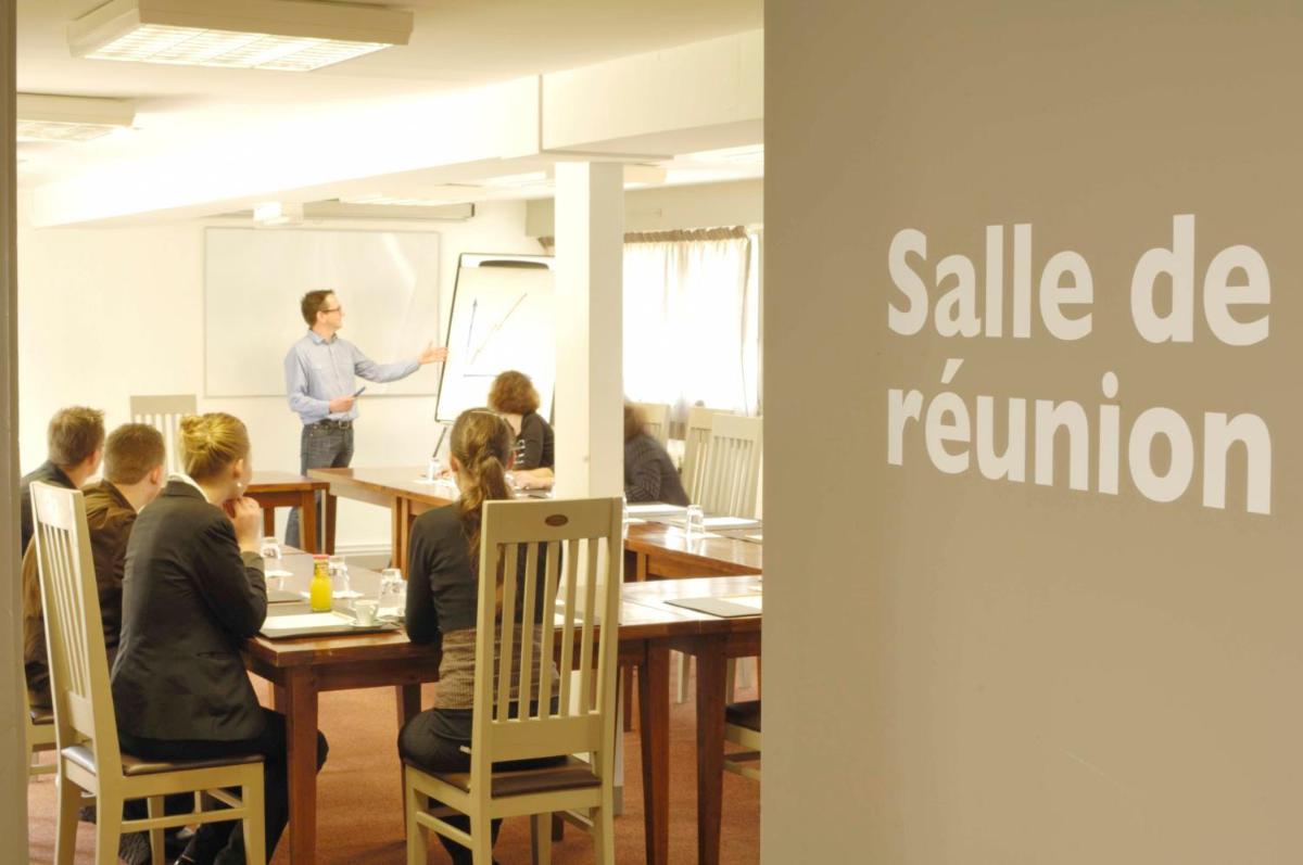 Clients de l'établissement Logis Hotel, restaurant et spa Le Relais De Broceliande