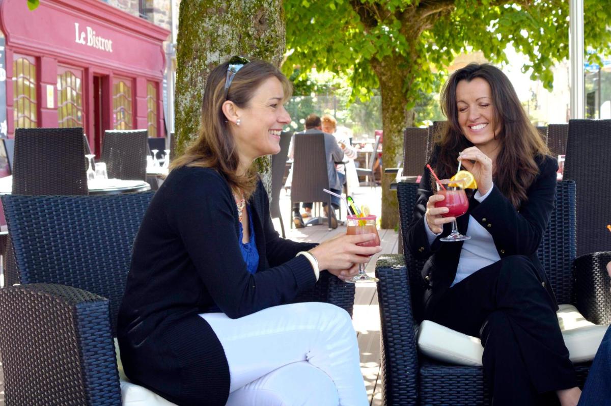 Clients de l'établissement Logis Hotel, restaurant et spa Le Relais De Broceliande