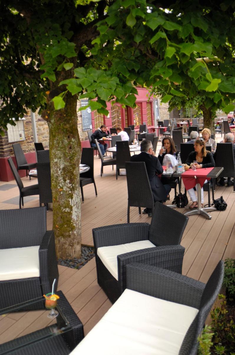 Restaurant ou autre lieu de restauration dans l'établissement Logis Hotel, restaurant et spa Le Relais De Broceliande