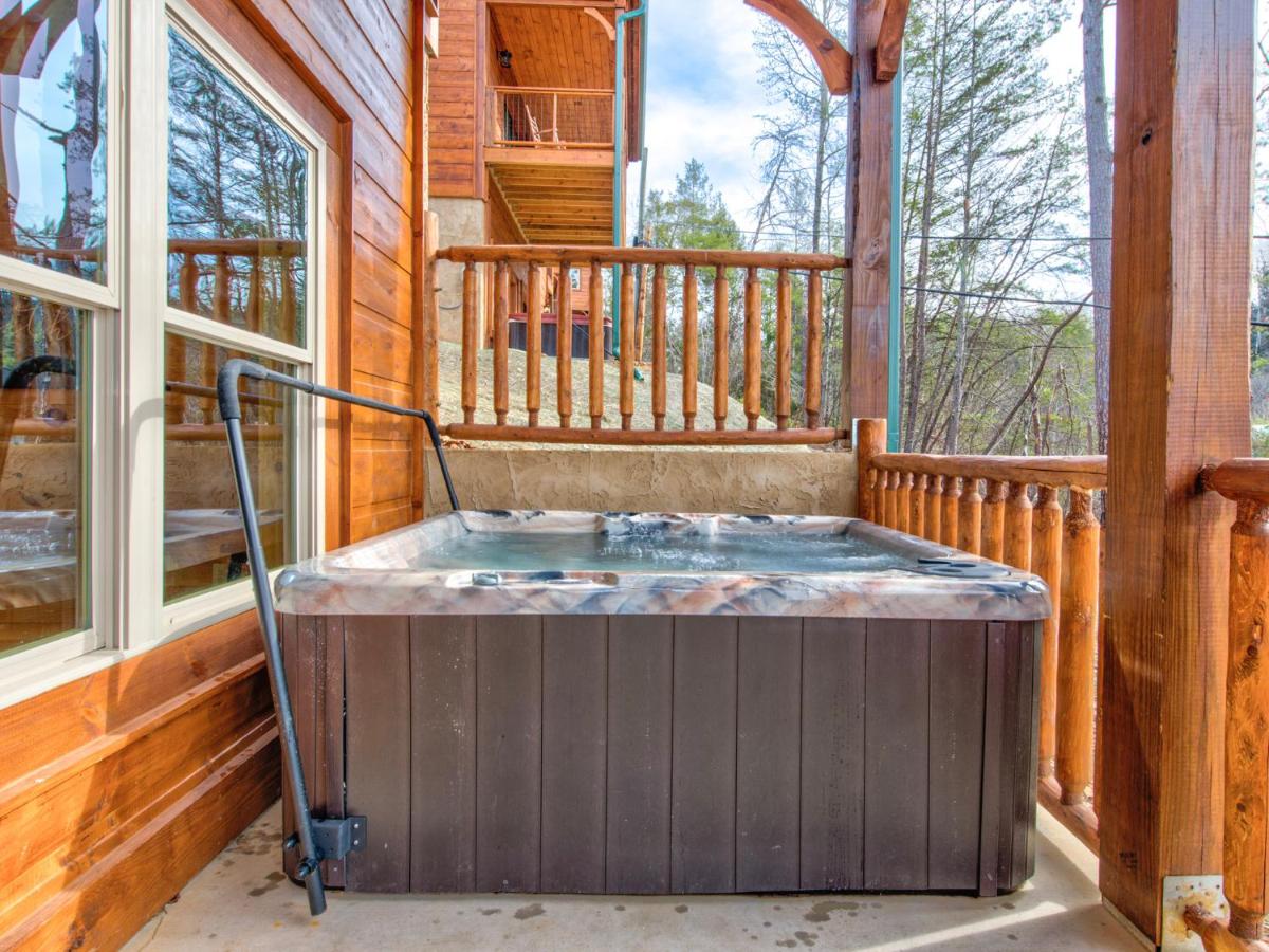 Gatlinburg Escape, 5 Bedrooms, Hot Tub, Arcade, Game Room, Sleeps 16 - Housity