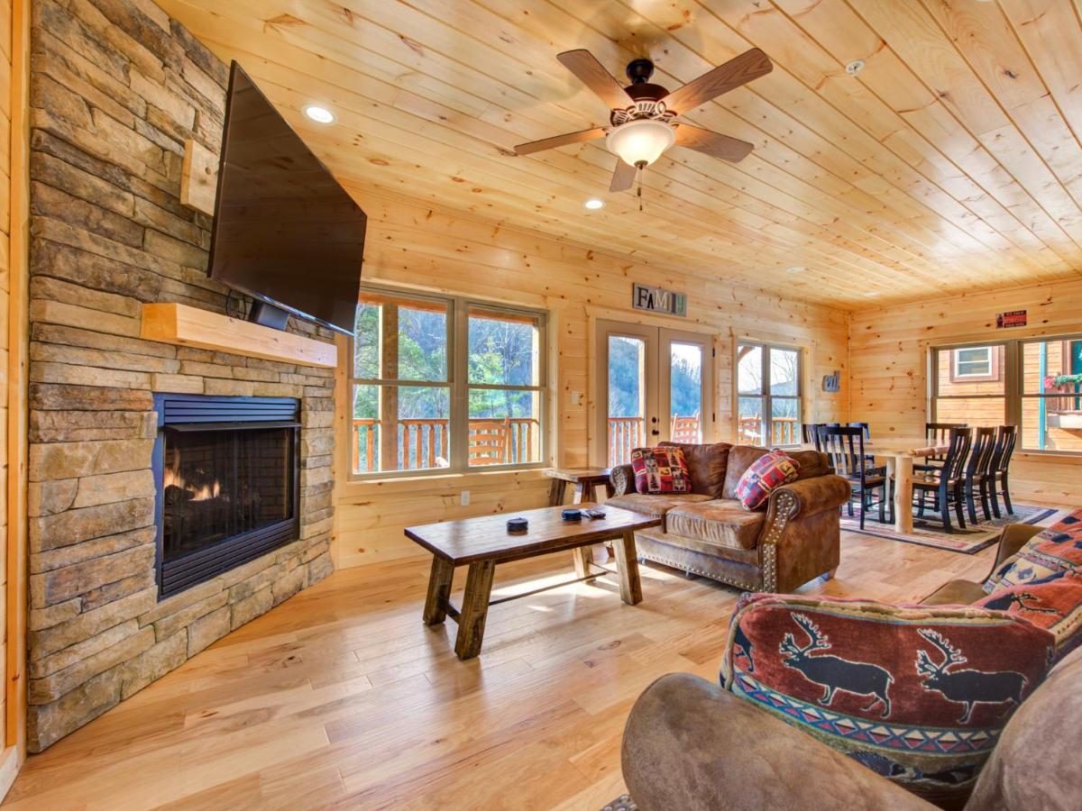 Gatlinburg Escape, 5 Bedrooms, Hot Tub, Arcade, Game Room, Sleeps 16 - Housity