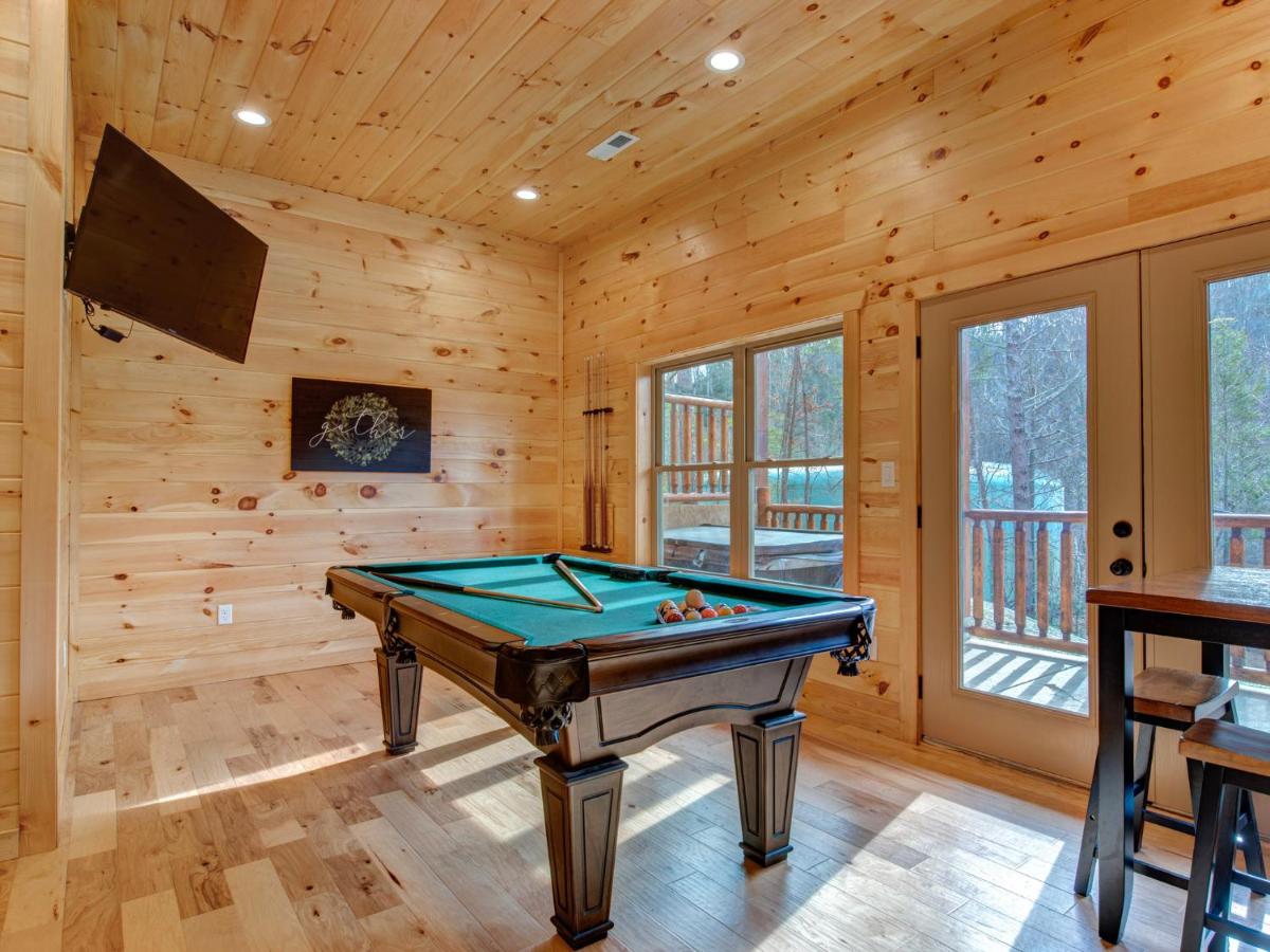 Gatlinburg Escape, 5 Bedrooms, Hot Tub, Arcade, Game Room, Sleeps 16 - Housity