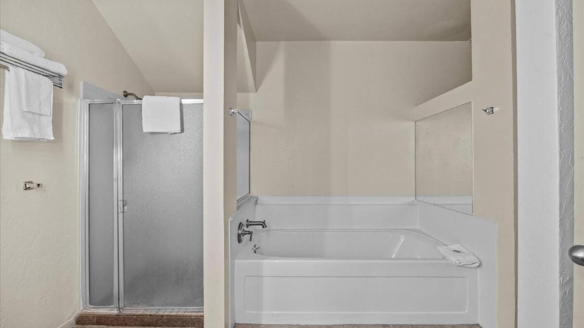 Red Arrow Inn & Suites - Housity