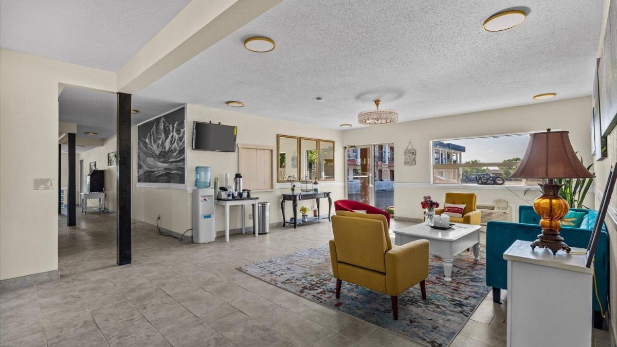 Red Arrow Inn & Suites - Housity