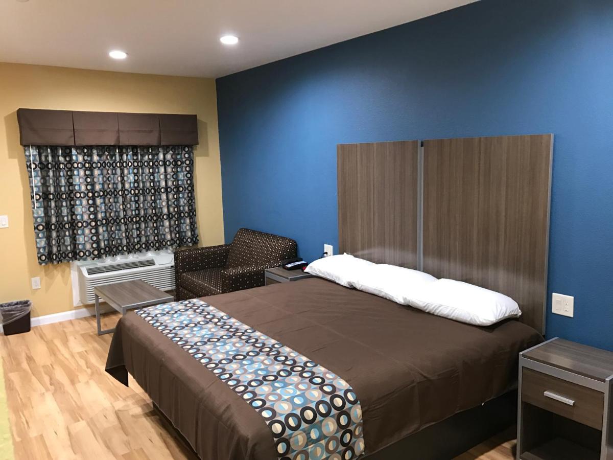 Deluxe Inn & Suites - Baytown - Housity