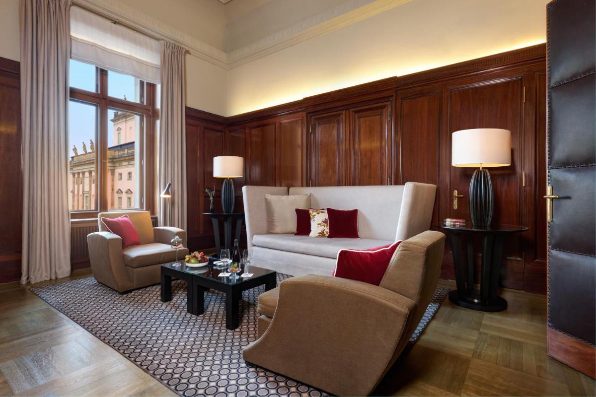 Ein Sitzbereich in der Unterkunft Hotel De Rome Berlin