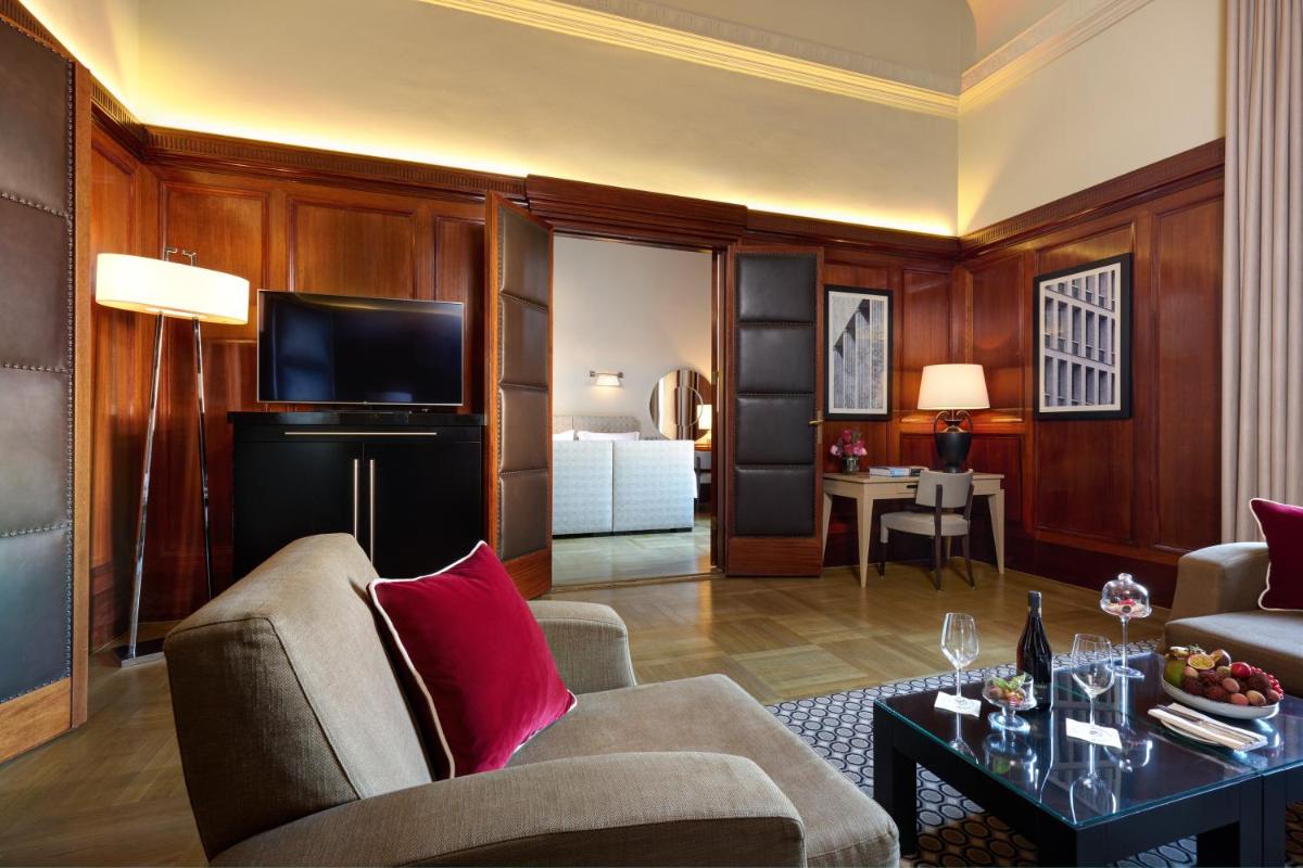 Ein Sitzbereich in der Unterkunft Hotel De Rome Berlin