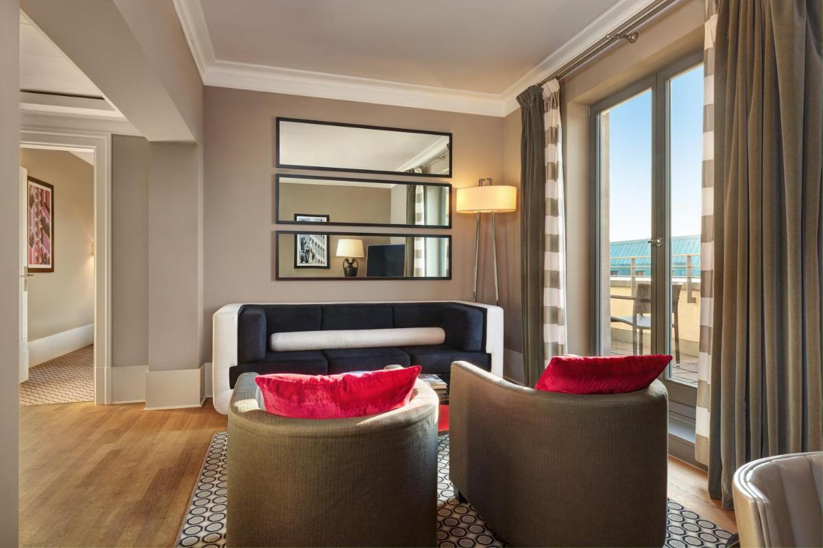 Ein Sitzbereich in der Unterkunft Hotel De Rome Berlin