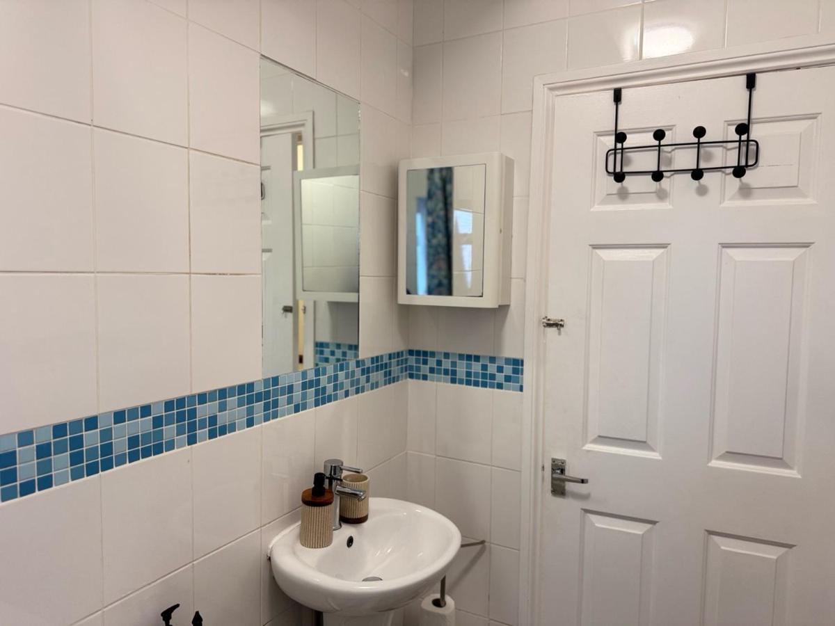 Sunny Beachside Apt with Free Parking - Housity
