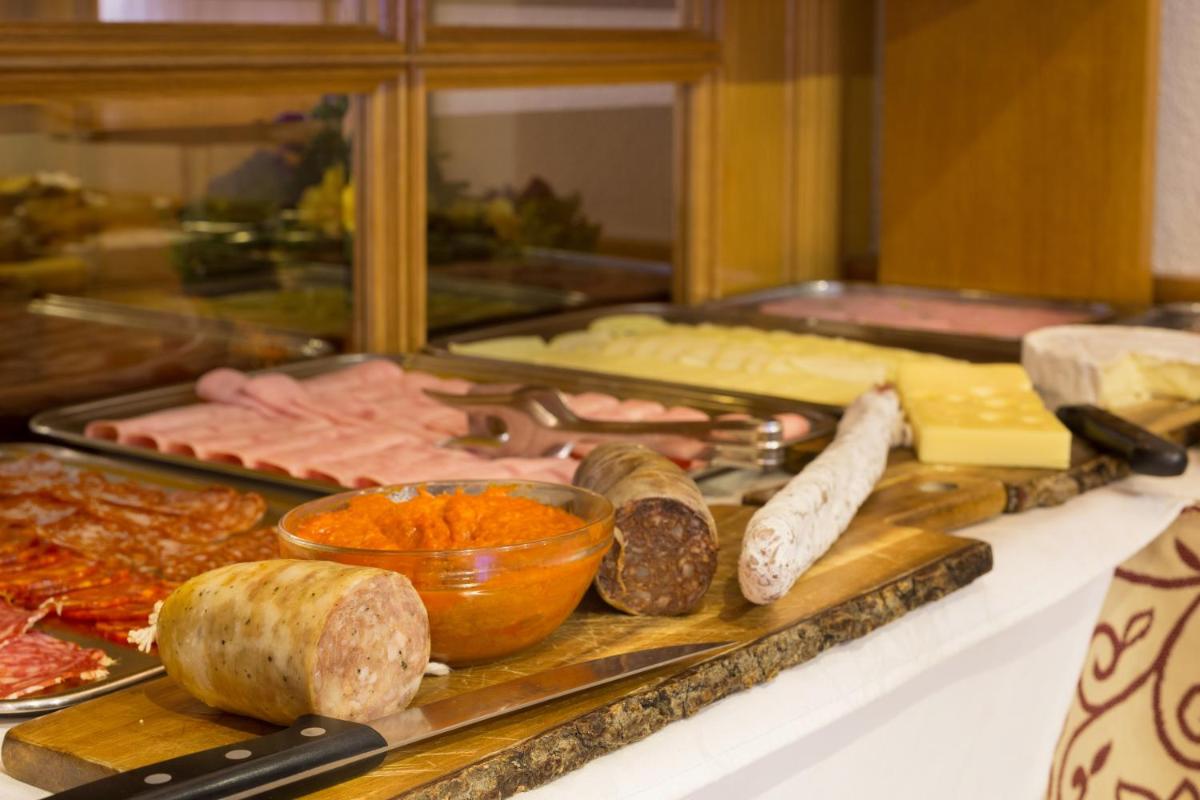 Comida en o cerca de este hotel