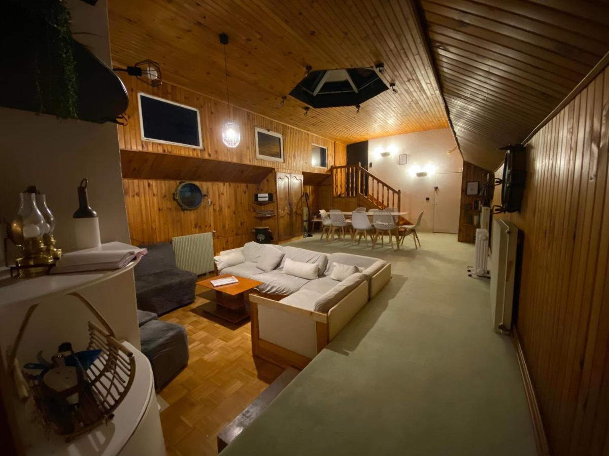 Péniche Amadeus conviviale et cosy , proche de Disney et de Paris - Housity