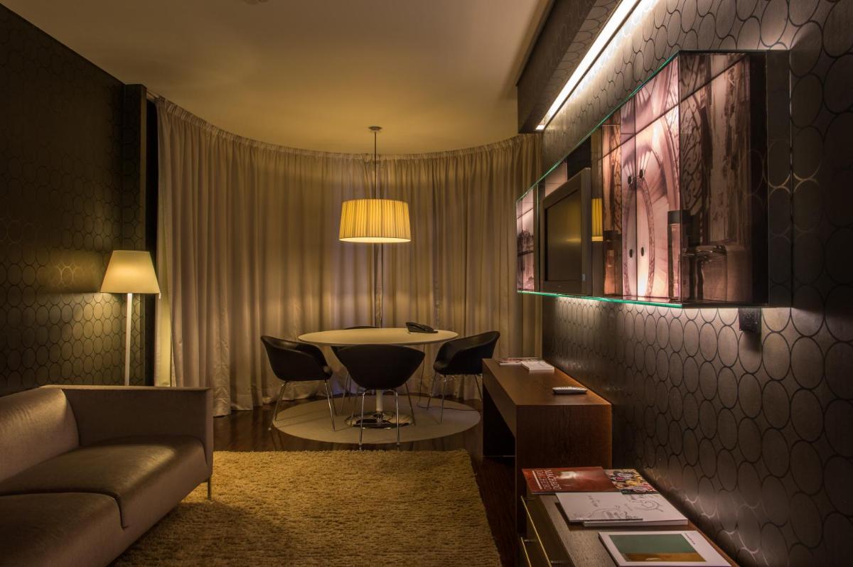 Uma área de estar em Porto Palácio Hotel by The Editory
