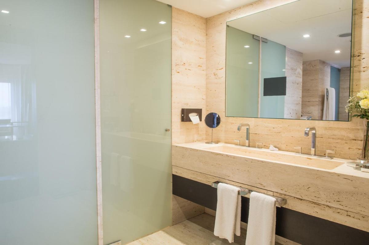 Uma casa de banho em Porto Palácio Hotel by The Editory