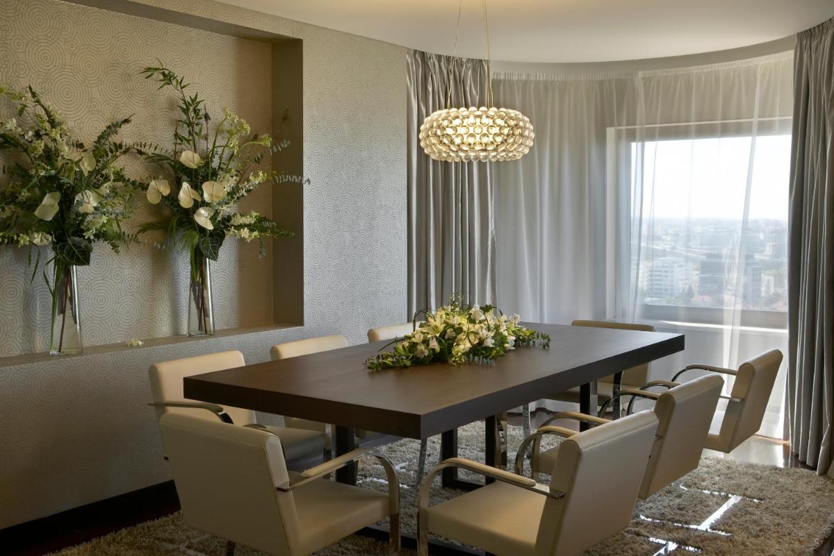 Uma área de estar em Porto Palácio Hotel by The Editory
