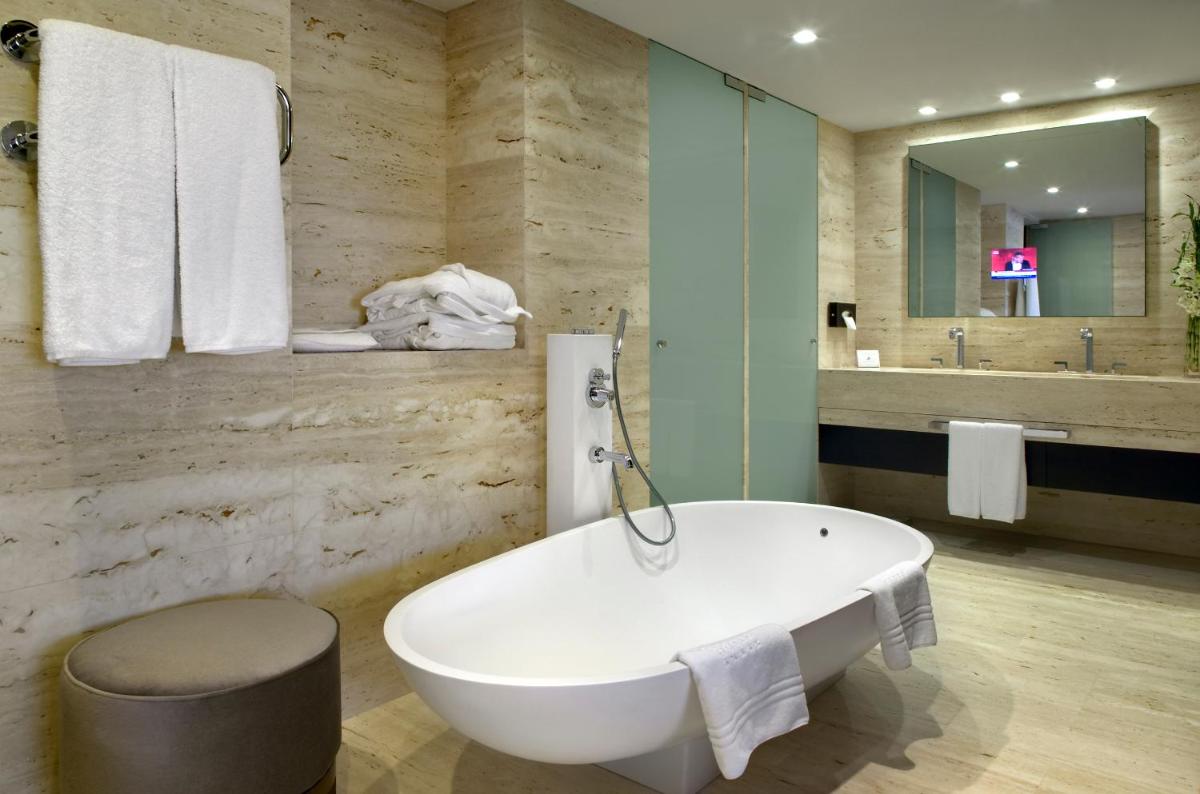 Uma casa de banho em Porto Palácio Hotel by The Editory