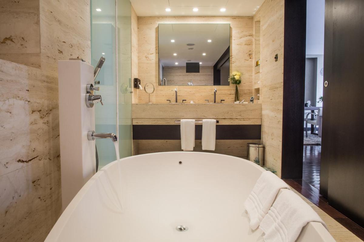 Uma casa de banho em Porto Palácio Hotel by The Editory