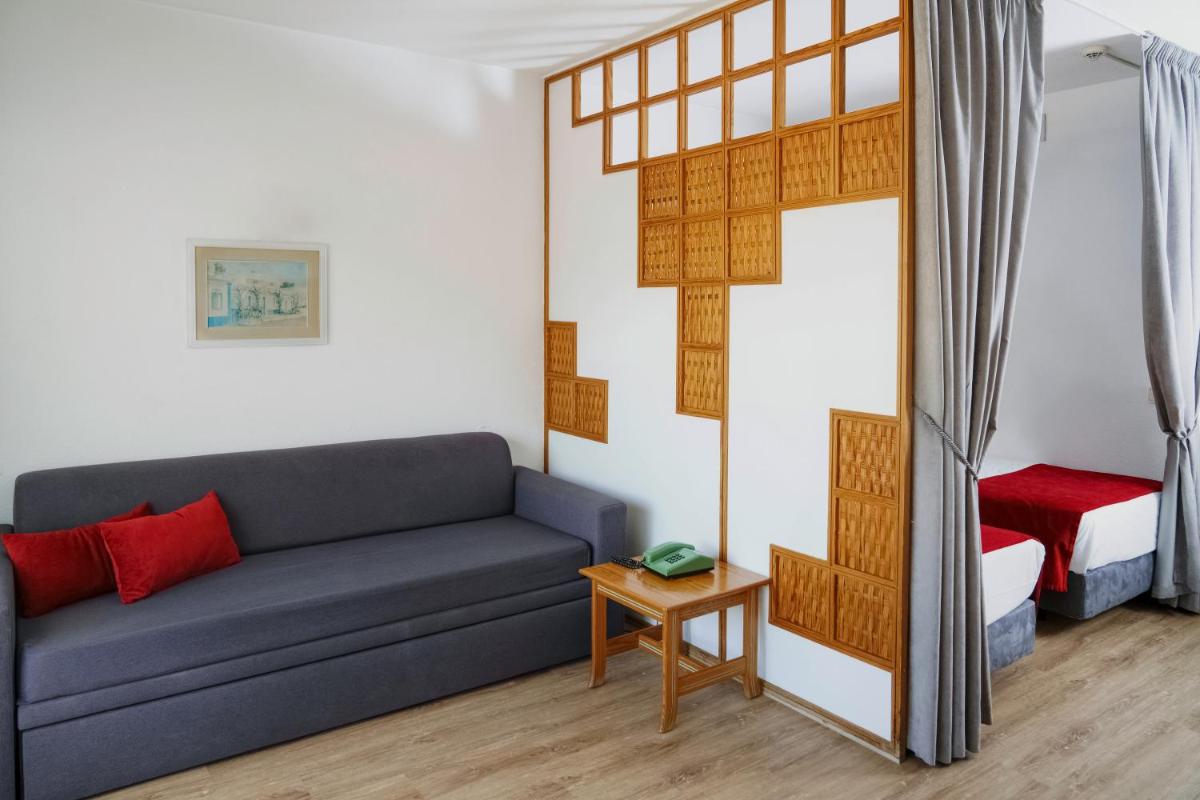 Uma área de estar em Luna Hotel da Oura