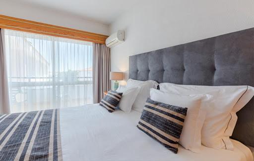 Uma cama ou camas num quarto em Luna Hotel da Oura