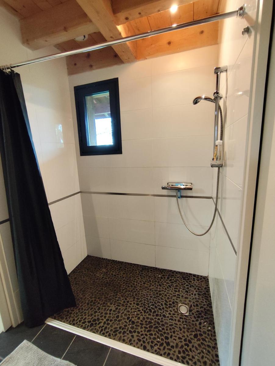 Chambre avec salle d'eau et toilette privées - Hizvo