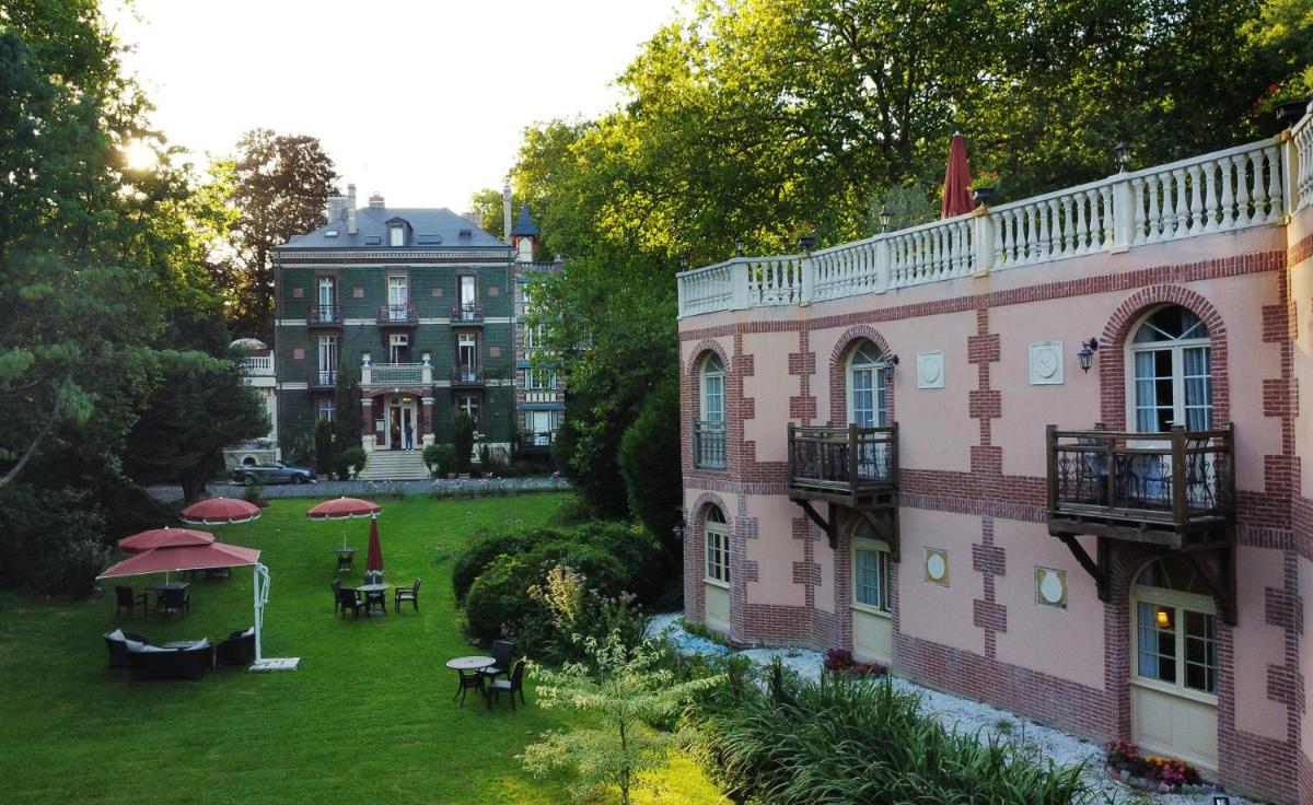 vue aérienne d'un bâtiment avec cour dans l'établissement Belle Isle Sur Risle - Chateau Hotel & Spa, à Pont-Audemer