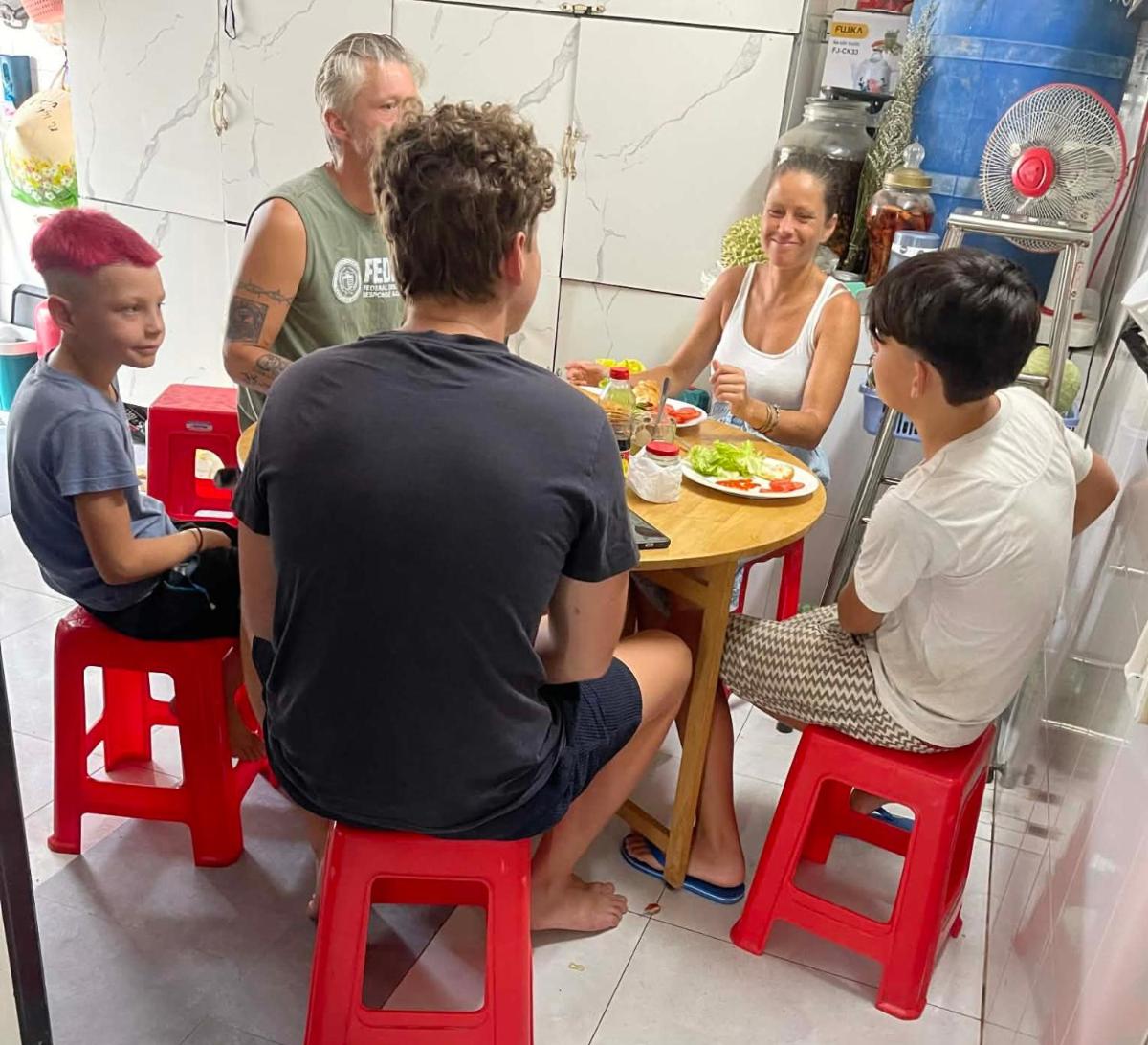 Thanh Bình Hostel - Hizvo
