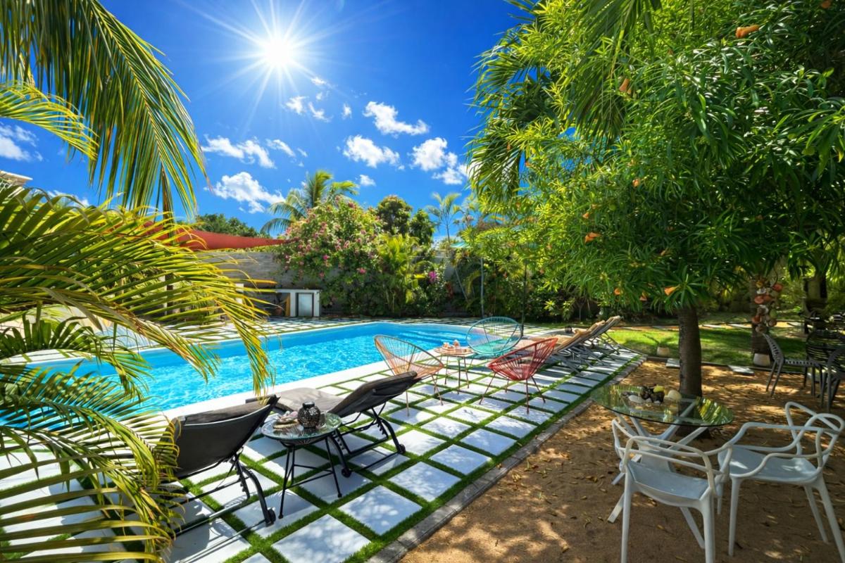 Lakaz Del Sol - TOURISM PERMIT No 16953 - NEWLY RENOVATED modern and elegant apartments with luxurious garden, pool, barbecue and bar area - Hizvo