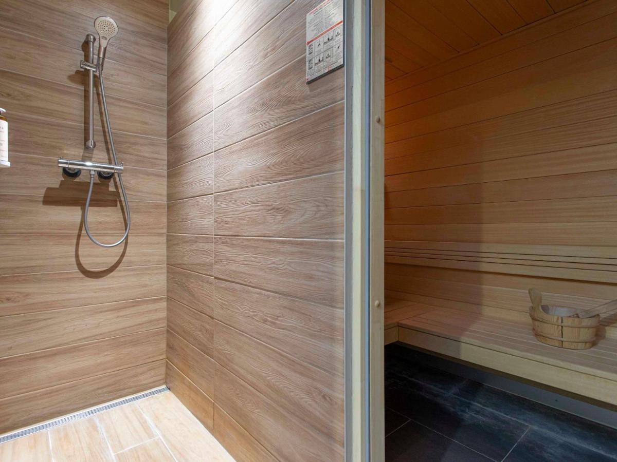 Salle de bains dans l'établissement Mercure Granville Le Grand Large