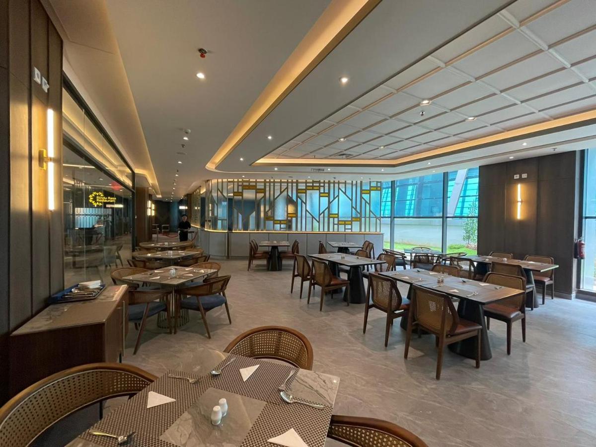 Grand Anara Airport Hotel - Housity