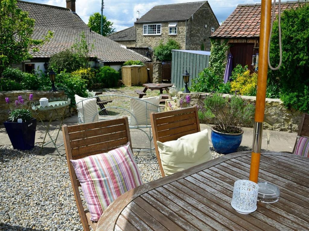 The Castle Arms Inn - Housity